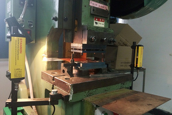 鈑金加工廠的沖床保護(hù)裝置