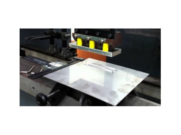 石龍鈑金加工廠的精密機(jī)箱生產(chǎn) 石龍鈑金加工廠的精密機(jī)箱生產(chǎn)